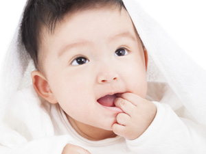宝宝吃手指是一种病吗？